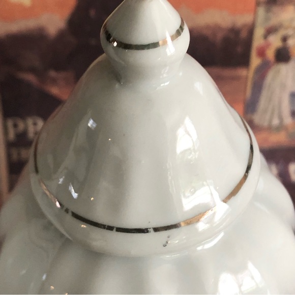 Vintage MCM 5 Inch Swirled Porcelain Floral Ginger Jars with Lids Set of 2 - Picture 4 of 7